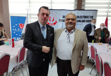 Le président de la Commission KASSAK, Kurt, a rencontré Ahmet Özal pour le petit-déjeuner